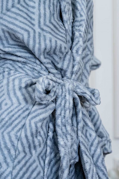 روب نسائي قصير لون رمادي مخطط باللون الرصاصي ياقة مطوية بجيوب من الأمام و رباط في الخصر و بأكمام طويلة