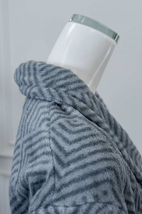 روب نسائي قصير لون رمادي مخطط باللون الرصاصي ياقة مطوية بجيوب من الأمام و رباط في الخصر و بأكمام طويلة