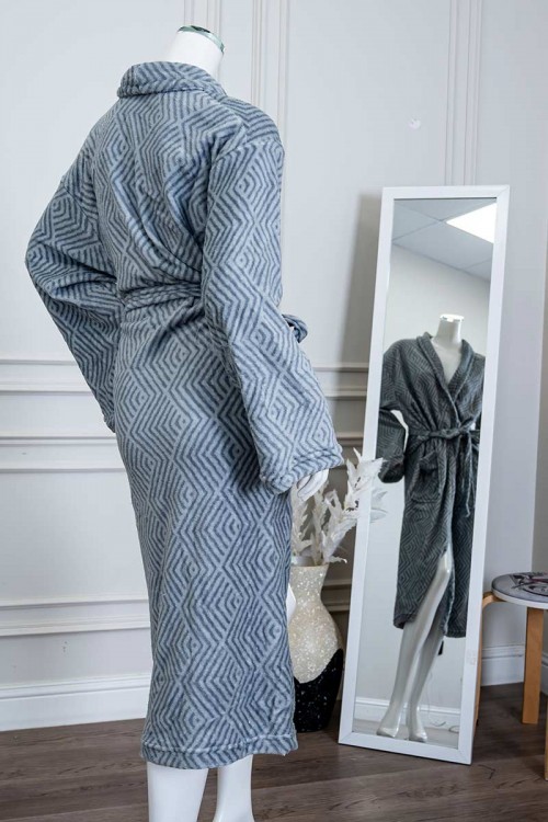 روب نسائي قصير لون رمادي مخطط باللون الرصاصي ياقة مطوية بجيوب من الأمام و رباط في الخصر و بأكمام طويلة