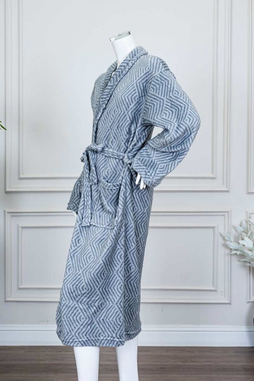 روب نسائي قصير لون رمادي مخطط باللون الرصاصي ياقة مطوية بجيوب من الأمام و رباط في الخصر و بأكمام طويلة