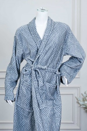 روب نسائي قصير لون رمادي مخطط باللون الرصاصي ياقة مطوية بجيوب من الأمام و رباط في الخصر و بأكمام طويلة