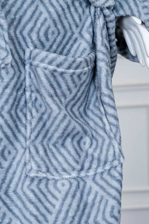 روب نسائي قصير لون رمادي مخطط باللون الرصاصي ياقة مطوية بجيوب من الأمام و رباط في الخصر و بأكمام طويلة