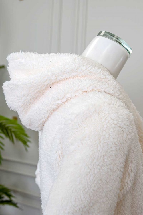 روب نسائي قصير لون اوف وايت بقبعة متصلة و جيوب من الأمام و رباط في الخصر و بأكمام طويلة