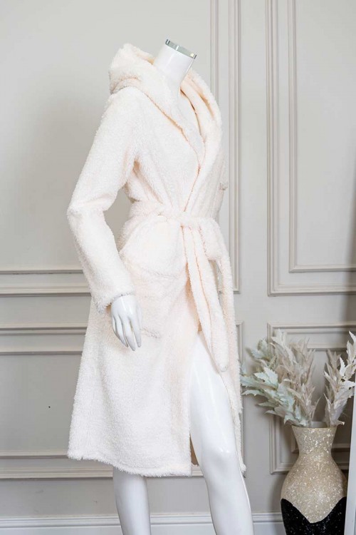 روب نسائي قصير لون اوف وايت بقبعة متصلة و جيوب من الأمام و رباط في الخصر و بأكمام طويلة