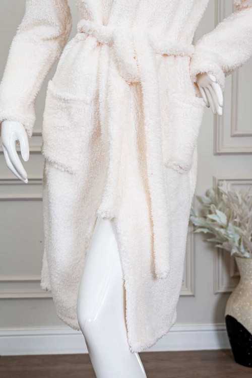 روب نسائي قصير لون اوف وايت بقبعة متصلة و جيوب من الأمام و رباط في الخصر و بأكمام طويلة