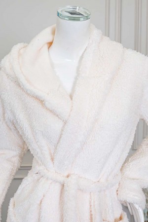 روب نسائي قصير لون اوف وايت بقبعة متصلة و جيوب من الأمام و رباط في الخصر و بأكمام طويلة