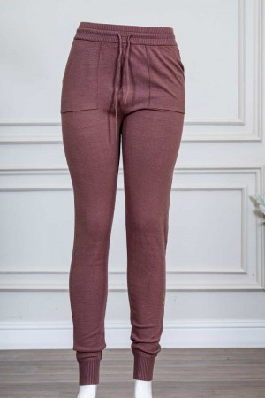 بنطلون نسائي صوف لون بني بجيوب من الجانبين و رباط في الخصر و زم في الأسفل 