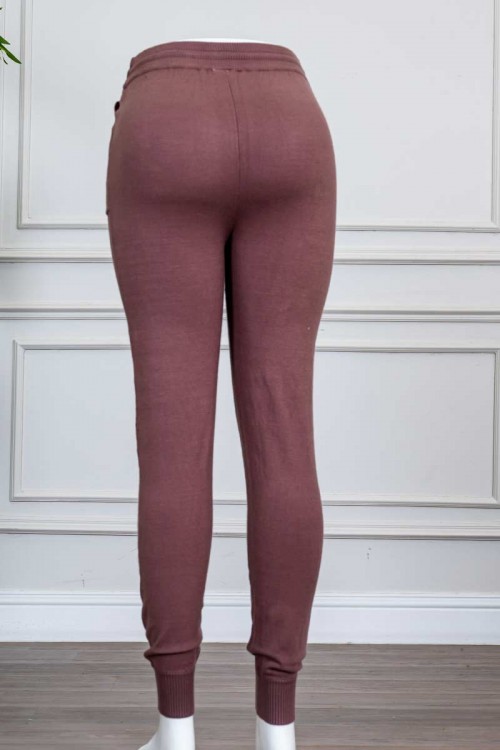 بنطلون نسائي صوف لون بني بجيوب من الجانبين و رباط في الخصر و زم في الأسفل