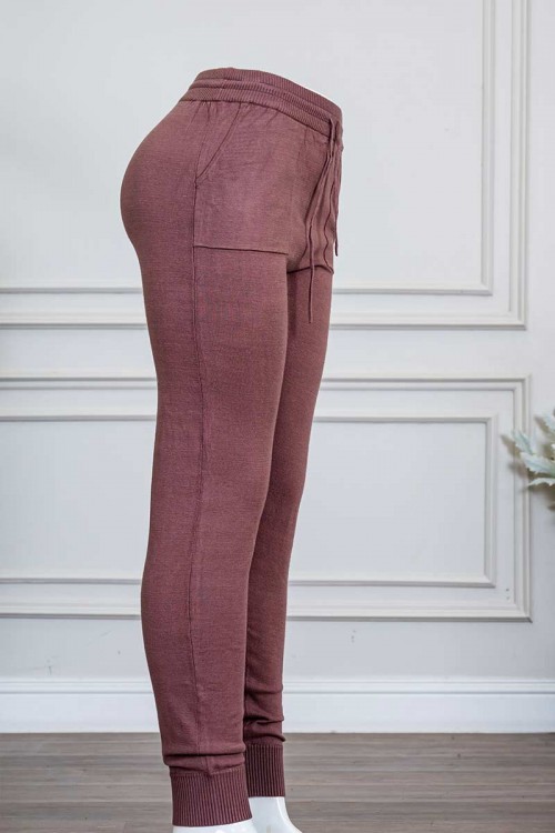 بنطلون نسائي صوف لون بني بجيوب من الجانبين و رباط في الخصر و زم في الأسفل