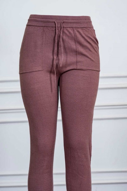 بنطلون نسائي صوف لون بني بجيوب من الجانبين و رباط في الخصر و زم في الأسفل