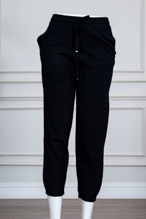 بنطلون نسائي صوف لون أسود بجيوب من الجانبين و الخلف و رباط في الخصر 