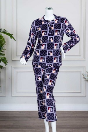 بيجاما نسائية شتوية قطعتين لون موف مزينة بحروف و ألوان متداخلة بتدرجات متعددة ياقة دائرية و أزرار و بأكمام طويلة مع بنطلون طويل