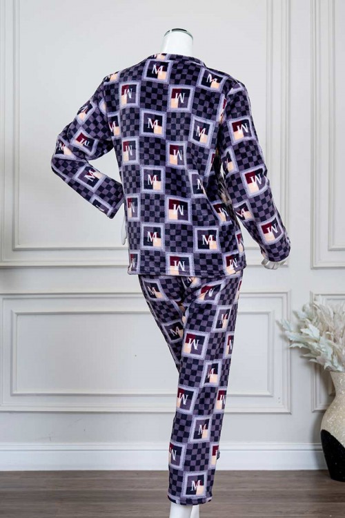 بيجاما-نسائية-شتوية-قطعتين-لون-موف-مزينة-بحروف-و-ألوان-متداخلة-