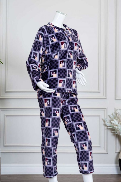 بيجاما-نسائية-شتوية-قطعتين-لون-موف-مزينة-بحروف-و-ألوان-متداخلة-