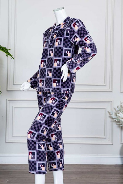 بيجاما-نسائية-شتوية-قطعتين-لون-موف-مزينة-بحروف-و-ألوان-متداخلة-