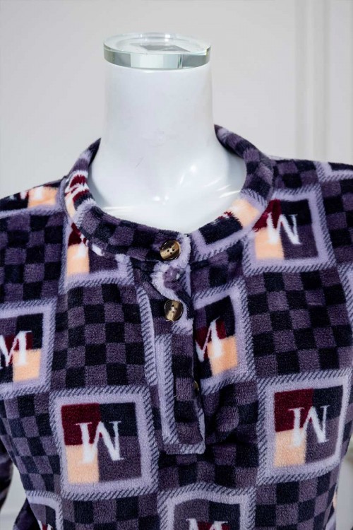 بيجاما-نسائية-شتوية-قطعتين-لون-موف-مزينة-بحروف-و-ألوان-متداخلة-