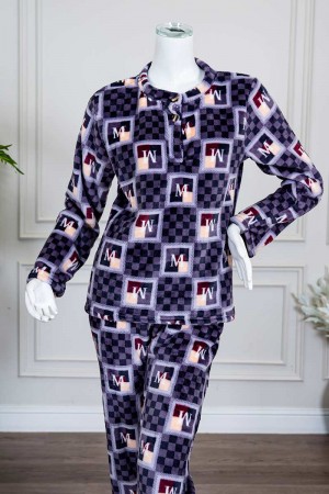 بيجاما نسائية شتوية قطعتين لون موف مزينة بحروف و ألوان متداخلة بتدرجات متعددة ياقة دائرية و أزرار و بأكمام طويلة مع بنطلون طويل