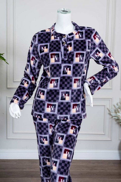 بيجاما-نسائية-شتوية-قطعتين-لون-موف-مزينة-بحروف-و-ألوان-متداخلة-