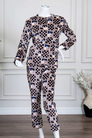 بيجاما نسائية شتوية قطعتين لون بني مزينة بحروف و ألوان متداخلة بتدرجات متعددة ياقة دائرية و أزرار و بأكمام طويلة مع بنطلون طويل