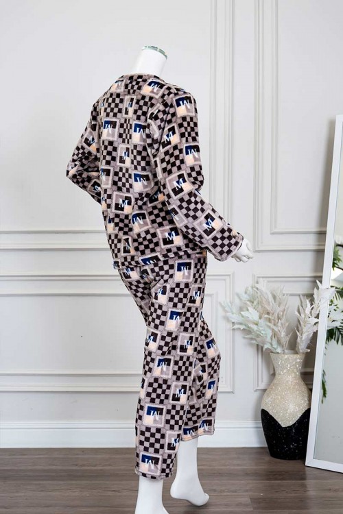 بيجاما-نسائية-شتوية-قطعتين-لون-بني-مزينة-بحروف-و-ألوان-متداخلة