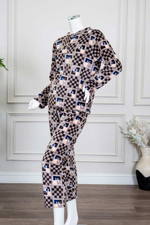 بيجاما-نسائية-شتوية-قطعتين-لون-بني-مزينة-بحروف-و-ألوان-متداخلة