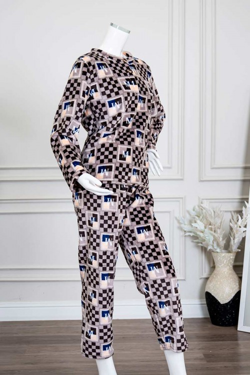 بيجاما-نسائية-شتوية-قطعتين-لون-بني-مزينة-بحروف-و-ألوان-متداخلة