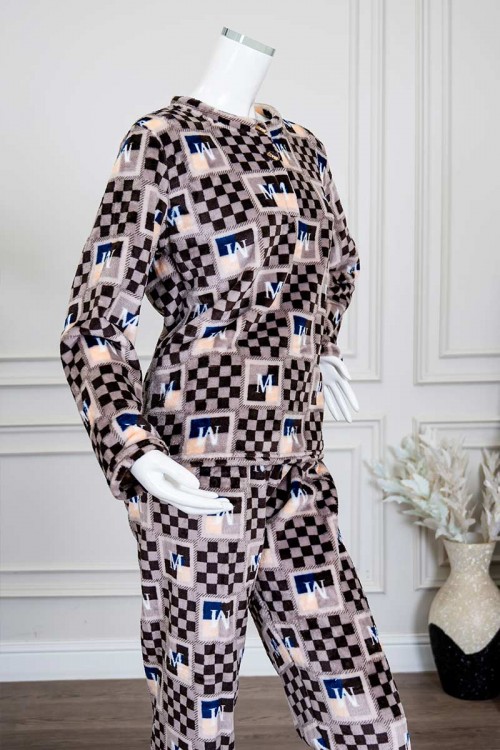 بيجاما-نسائية-شتوية-قطعتين-لون-بني-مزينة-بحروف-و-ألوان-متداخلة