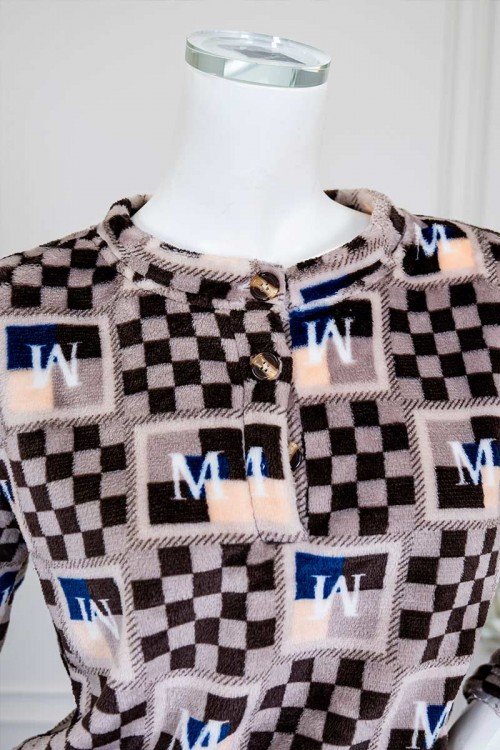 بيجاما-نسائية-شتوية-قطعتين-لون-بني-مزينة-بحروف-و-ألوان-متداخلة