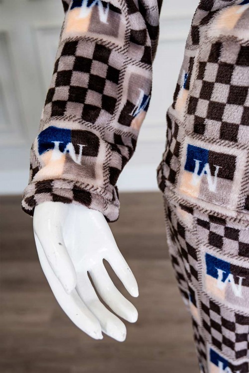 بيجاما-نسائية-شتوية-قطعتين-لون-بني-مزينة-بحروف-و-ألوان-متداخلة