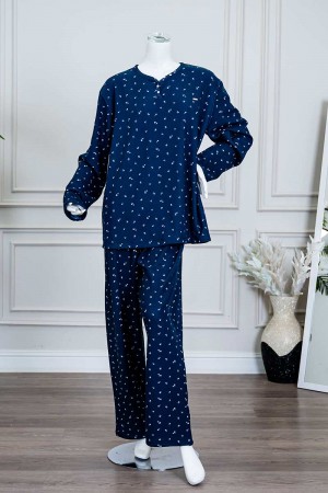 بيجاما نسائية شتوية قطعتين لون كحلي مزينة بزهور باللون الأبيض ياقة دائرية و أزرار من الأمام و بأكمام طويلة مع بنطلون طويل