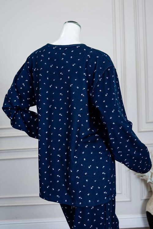 بيجاما-نسائية-شتوية-قطعتين-لون-كحلي-مزينة-بزهور-باللون-الأبيض-ياقة-دائرية-