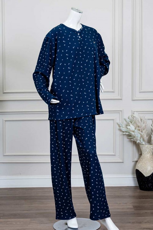 بيجاما-نسائية-شتوية-قطعتين-لون-كحلي-مزينة-بزهور-باللون-الأبيض-ياقة-دائرية-