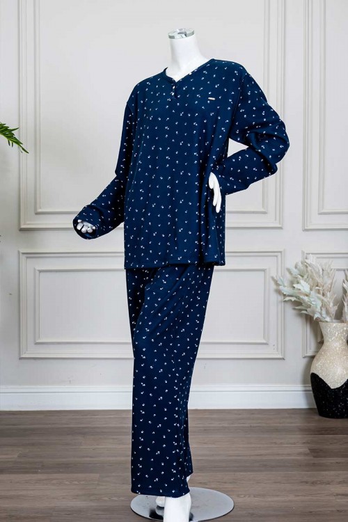 بيجاما-نسائية-شتوية-قطعتين-لون-كحلي-مزينة-بزهور-باللون-الأبيض-ياقة-دائرية-