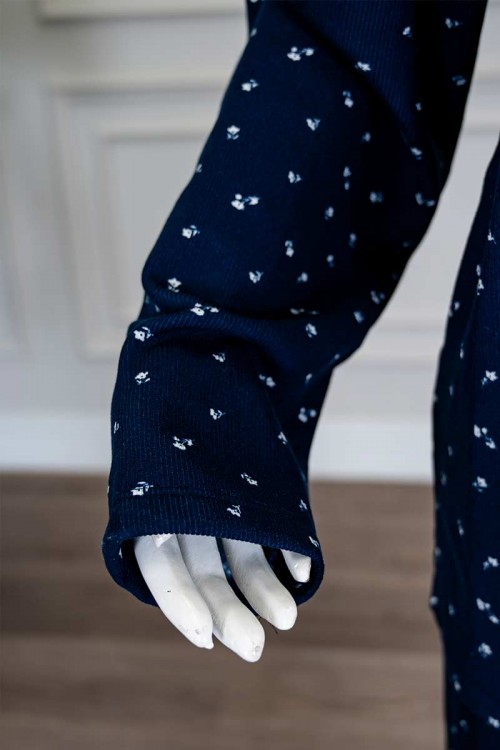 بيجاما-نسائية-شتوية-قطعتين-لون-كحلي-مزينة-بزهور-باللون-الأبيض-ياقة-دائرية-