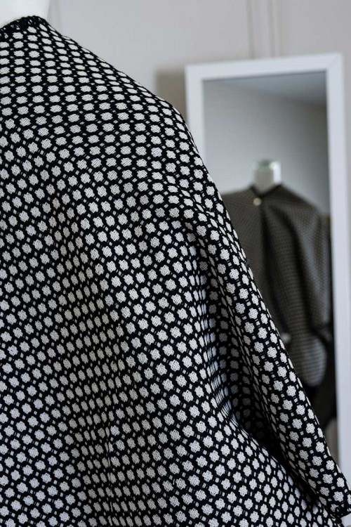 شال شتوي نسائي لون أبيض مزين بخيوط باللون الأسود