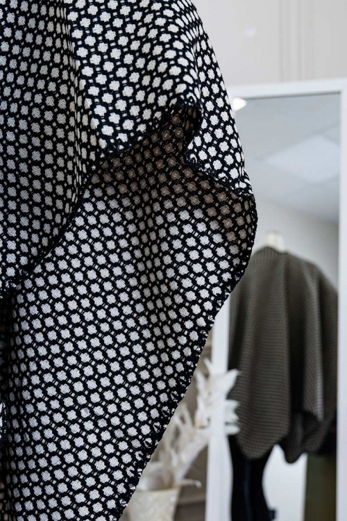 شال شتوي نسائي لون أبيض مزين بخيوط باللون الأسود