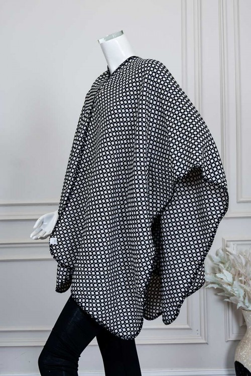 شال شتوي نسائي لون أبيض مزين بخيوط باللون الأسود