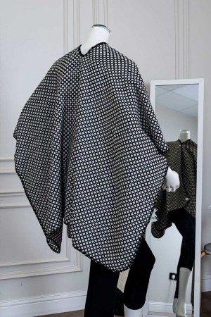 شال شتوي نسائي لون أبيض مزين بخيوط باللون الأسود