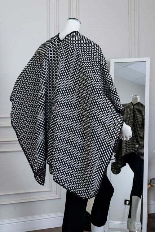 شال شتوي نسائي لون أبيض مزين بخيوط باللون الأسود