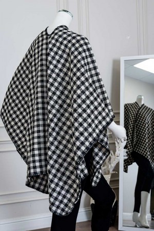 شال شتوي نسائي لون أبيض و أسود على شكل مربعات 