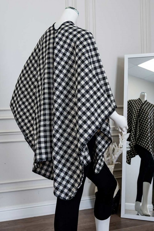 شال شتوي نسائي لون أبيض و أسود على شكل مربعات