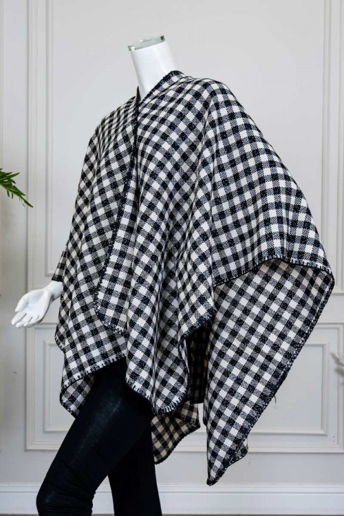 شال شتوي نسائي لون أبيض و أسود على شكل مربعات