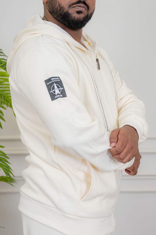 طقم رجالي شتوي قطعتين لون اوف وايت ببلوفر هودي قبعة متصلة برباط و بسحاب و جيوب أمامية مع بنطلون طويل بجيوب من الجانبين