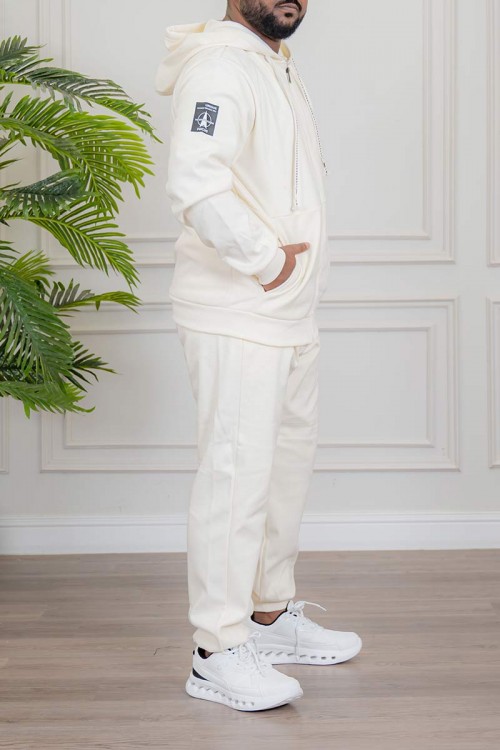 طقم رجالي شتوي قطعتين لون اوف وايت ببلوفر هودي قبعة متصلة برباط و بسحاب و جيوب أمامية مع بنطلون طويل بجيوب من الجانبين