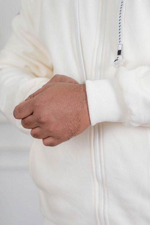 طقم رجالي شتوي قطعتين لون اوف وايت ببلوفر هودي قبعة متصلة برباط و بسحاب و جيوب أمامية مع بنطلون طويل بجيوب من الجانبين