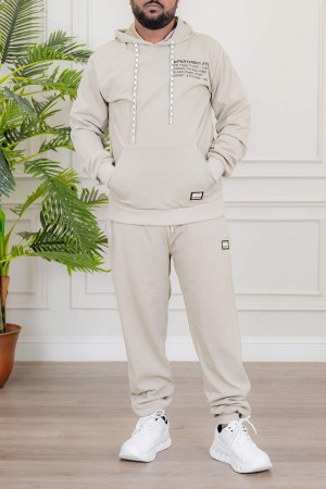 طقم رجالي شتوي قطعتين لون بيج ببلوفر هودي قبعة متصلة برباط و جيوب أمامية مزين بكتابات من الأمام مع بنطلون طويل بجيوب من الجانبين