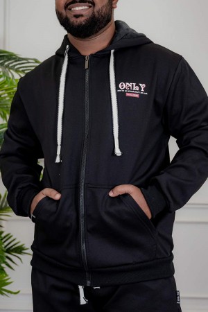 طقم رجالي شتوي قطعتين لون أسود ببلوفر هودي قبعة متصلة برباط و بسحاب و جيوب أمامية مزين بكتابات من الأمام مع بنطلون طويل بجيوب من الجانبين