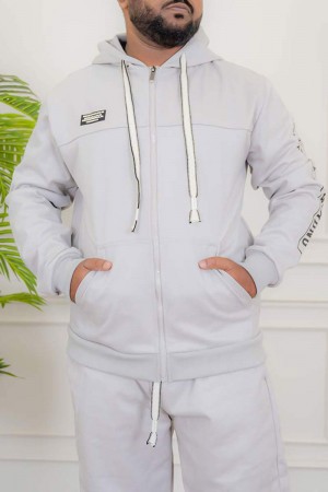 طقم رجالي شتوي قطعتين لون رمادي فاتح ببلوفر هودي قبعة متصلة برباط و بسحاب و جيوب أمامية مزين بكتابات مع بنطلون طويل بجيوب من الجانبين