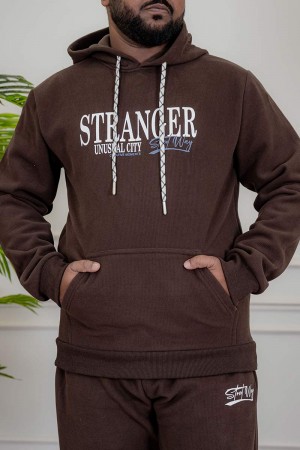 طقم رجالي شتوي قطعتين لون بني ببلوفر هودي قبعة متصلة برباط و جيوب أمامية مزين بكتابات من الأمام مع بنطلون طويل بجيوب من الجانبين