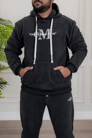 طقم رجالي شتوي قطعتين لون أسود ببلوفر هودي قبعة متصلة برباط و جيوب أمامية مزين بكتابات من الأمام مع بنطلون طويل بجيوب من الجانبين